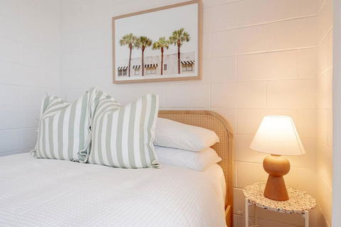 Renovated Apartment With Ocean Views - Accommodation Main Beach 3