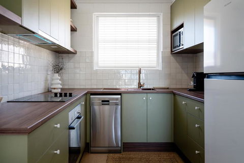 Renovated Apartment With Ocean Views - Accommodation Main Beach 2