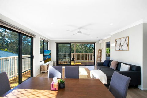 Renovated Coastal Getaway With Water Views - Accommodation Main Beach 2