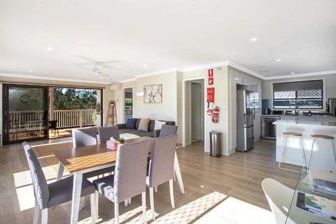Renovated Coastal Getaway With Water Views - Accommodation Main Beach 3