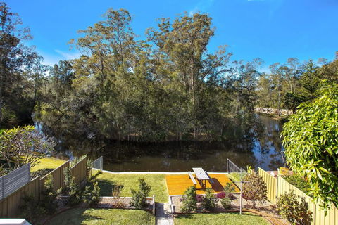 Renovated Coastal Getaway With Water Views - Accommodation Main Beach 0
