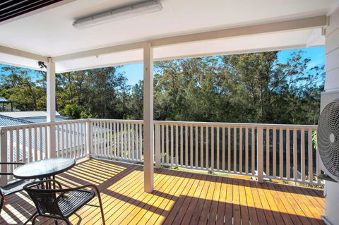 Renovated Coastal Getaway With Water Views - Accommodation Main Beach 1