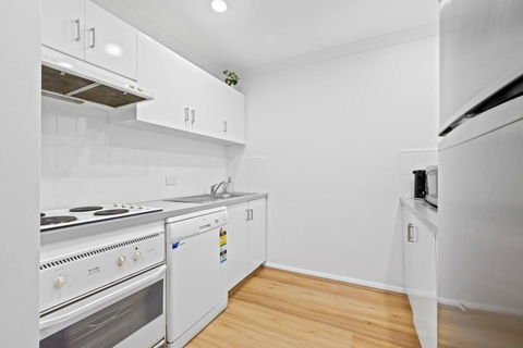 Renovated Family Apartment With Pool & WiFi - Accommodation Main Beach 3