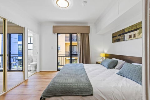Renovated Family Apartment With Pool & WiFi - Accommodation Main Beach 0