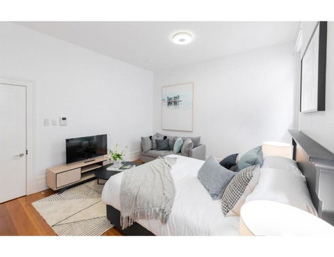 Renovated Studio In Bohemian Area Close To City - Accommodation Main Beach 1