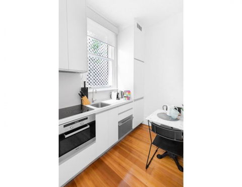 Renovated Studio In Bohemian Area Close To City - Accommodation Main Beach 3