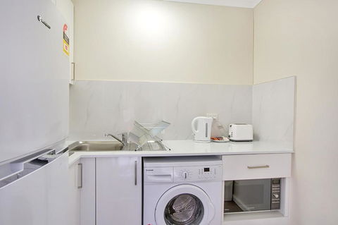 Renovated Stylish Studio - Accommodation Main Beach 3