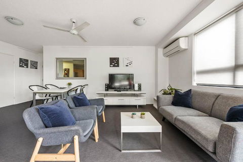 Resort Living - 10mins CBD - 2Bed / 2Bath / 1Car - Accommodation Main Beach 3