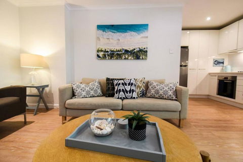 Resort-style Coastal Living With Balcony & Pool - Accommodation Main Beach 0