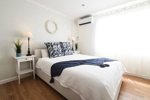 Resort-style Coastal Living With Balcony & Pool - Accommodation Main Beach 1