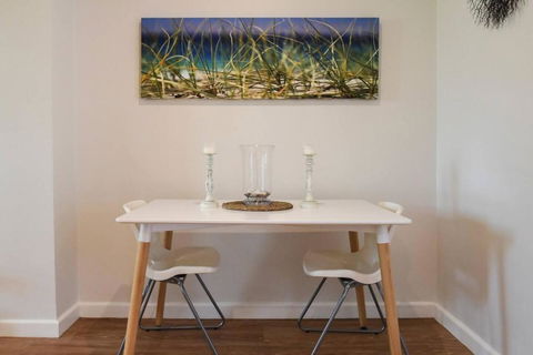 Resort-style Coastal Living With Balcony & Pool - Accommodation Main Beach 2