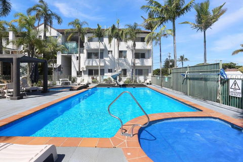 Resort Style Holiday - Accommodation Main Beach 0