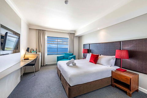 Resort Style King Pad With Sparkling Sea Views - Accommodation Main Beach 0