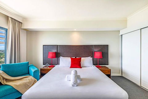 Resort Style King Pad With Sparkling Sea Views - Accommodation Main Beach 3