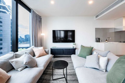 Resort Style Living 2 Bed Apt With Pool BBQ - Accommodation Main Beach 0
