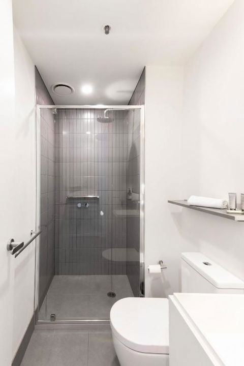 Resort Style Living 2 Bed Apt With Pool BBQ - Accommodation Main Beach 2