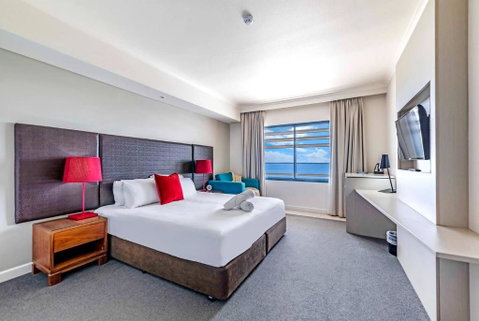 Resort Style Living In An Oceanview King Suite - Accommodation Main Beach 0