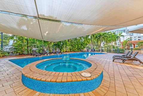 Resort Style Living In An Oceanview King Suite - Accommodation Main Beach 1