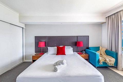 Resort Style Living In An Oceanview King Suite - Accommodation Main Beach 2