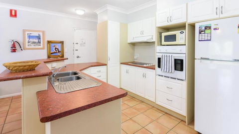 Resort Style Unit Across From The Water - Accommodation Main Beach 3