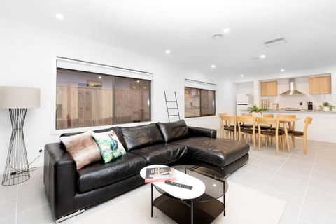 ResortStyle 4BR House With Parking - Accommodation Main Beach 2