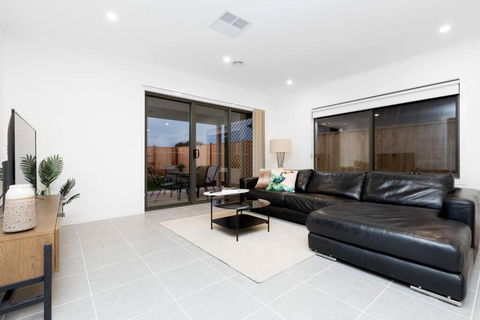 ResortStyle 4BR House With Parking - Accommodation Main Beach 3