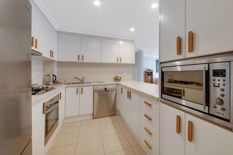 Rest A While - Accommodation Main Beach 3