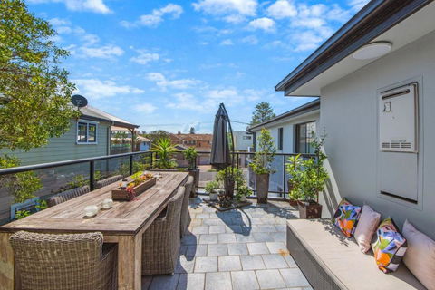 Rest A While - Accommodation Main Beach 1