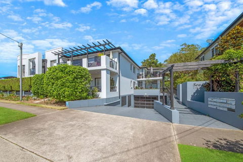 Rest A While - Accommodation Main Beach 2