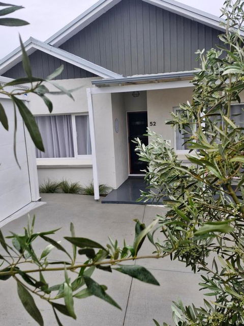 Retreat - Accommodation Main Beach 0