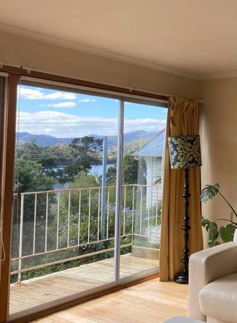 Retro Apartment Cornelian Bay - Water Views - Accommodation Main Beach 2