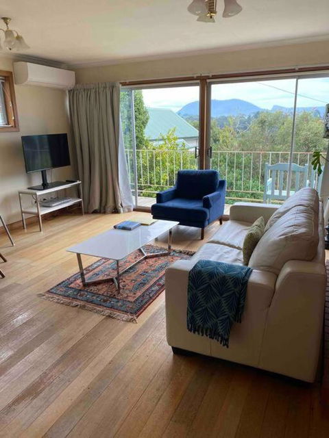 Retro Apartment Cornelian Bay - Water Views - Accommodation Main Beach 1