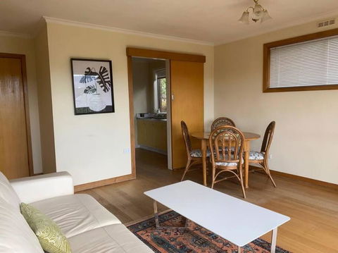Retro Apartment Cornelian Bay - Water Views - Accommodation Main Beach 3