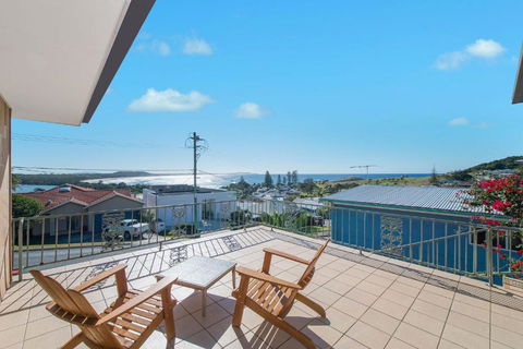 Retro Beach House - Accommodation Main Beach 0