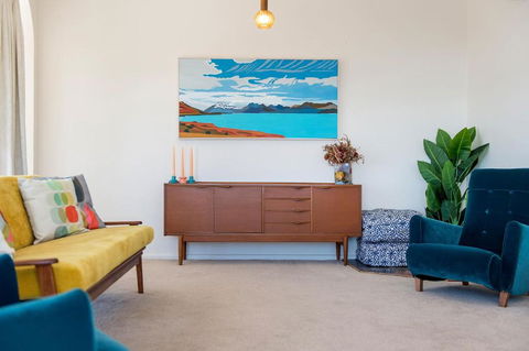 Retro Beach House - Accommodation Main Beach 2