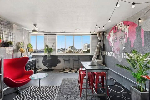 Retro Chic Vibes, Tropical Pool & Prime Location - Accommodation Main Beach 0