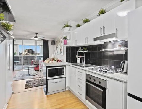 Retro Chic Vibes, Tropical Pool & Prime Location - Accommodation Main Beach 3