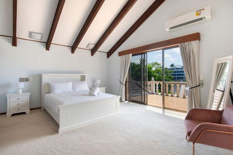 Retro Classic Surfers Paradise Waterfront Home - Accommodation Main Beach 2