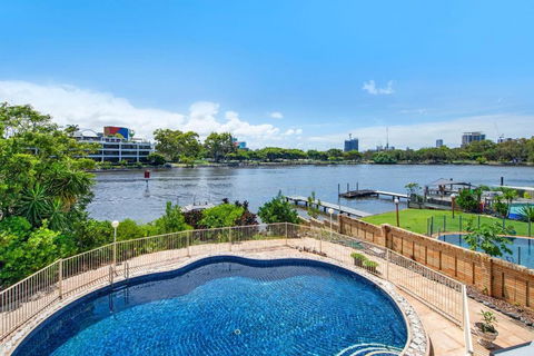 Retro Classic Surfers Paradise Waterfront Home - Accommodation Main Beach 0