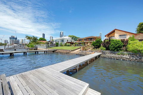 Retro Classic Surfers Paradise Waterfront Home - Accommodation Main Beach 1