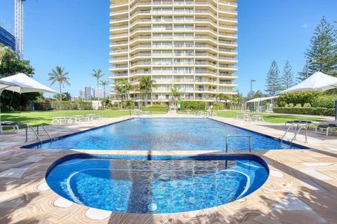 Retro Main Beach Hidden Gem With Waterfront Views - Accommodation Main Beach 0