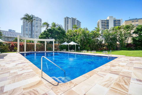 Retro Main Beach Hidden Gem With Waterfront Views - Accommodation Main Beach 1