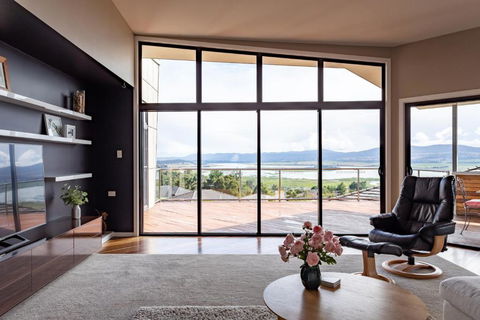 River Haven Serene Spacious With River Views - Accommodation Main Beach 0