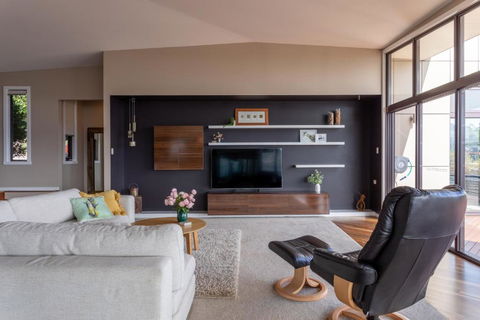 River Haven Serene Spacious With River Views - Accommodation Main Beach 2