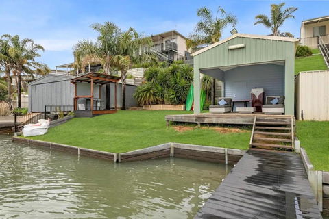 River Life - Accommodation Main Beach 1