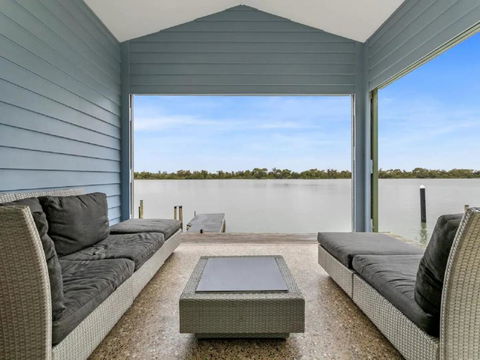 River Life - Accommodation Main Beach 2