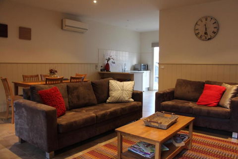 River Rock Cottage Centrally Located And Dog Friendly - Accommodation Main Beach 0