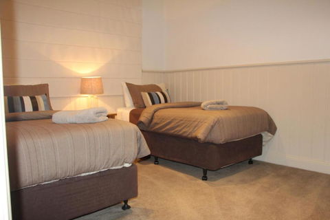 River Rock Cottage Centrally Located And Dog Friendly - Accommodation Main Beach 2