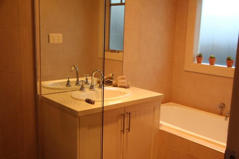 River Rock Cottage Centrally Located And Dog Friendly - Accommodation Main Beach 3