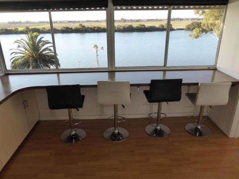 Riverfront Holiday House - Accommodation Main Beach 2